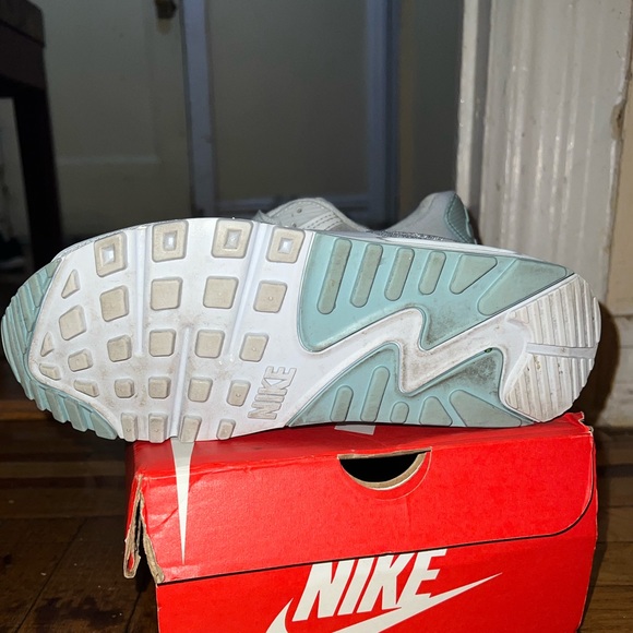 Nike air max 90 Women’s White/ Aura Size:8.5 Not Sold Anymore $130 NWB - Picture 6 of 7